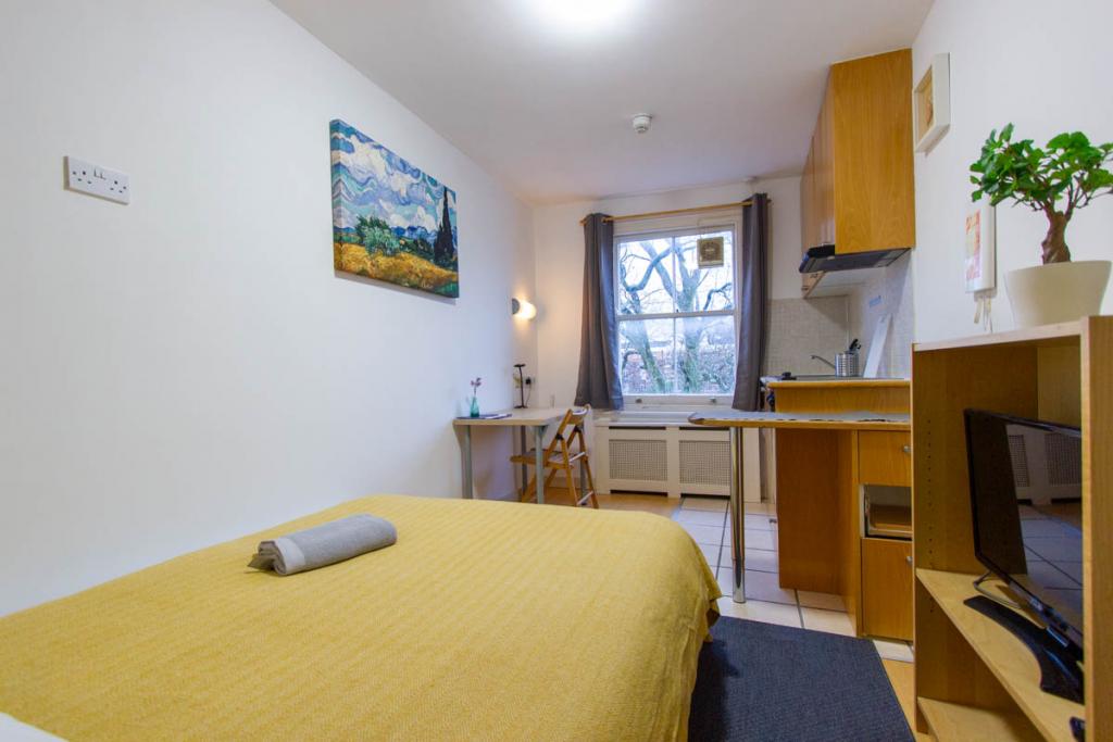 Flat Penywern Road in Greater London