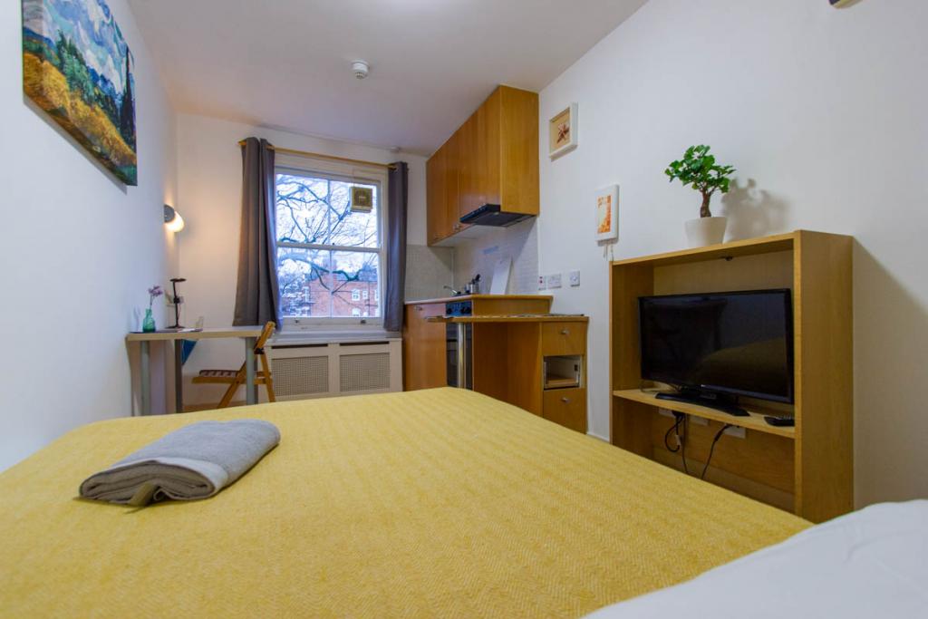 Flat Penywern Road in Greater London