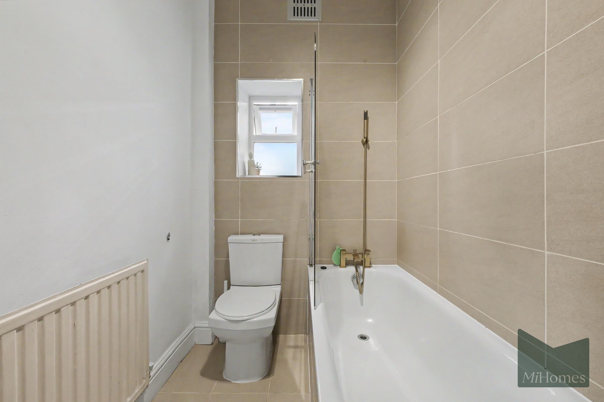 Flat Elmdale Road in Greater London