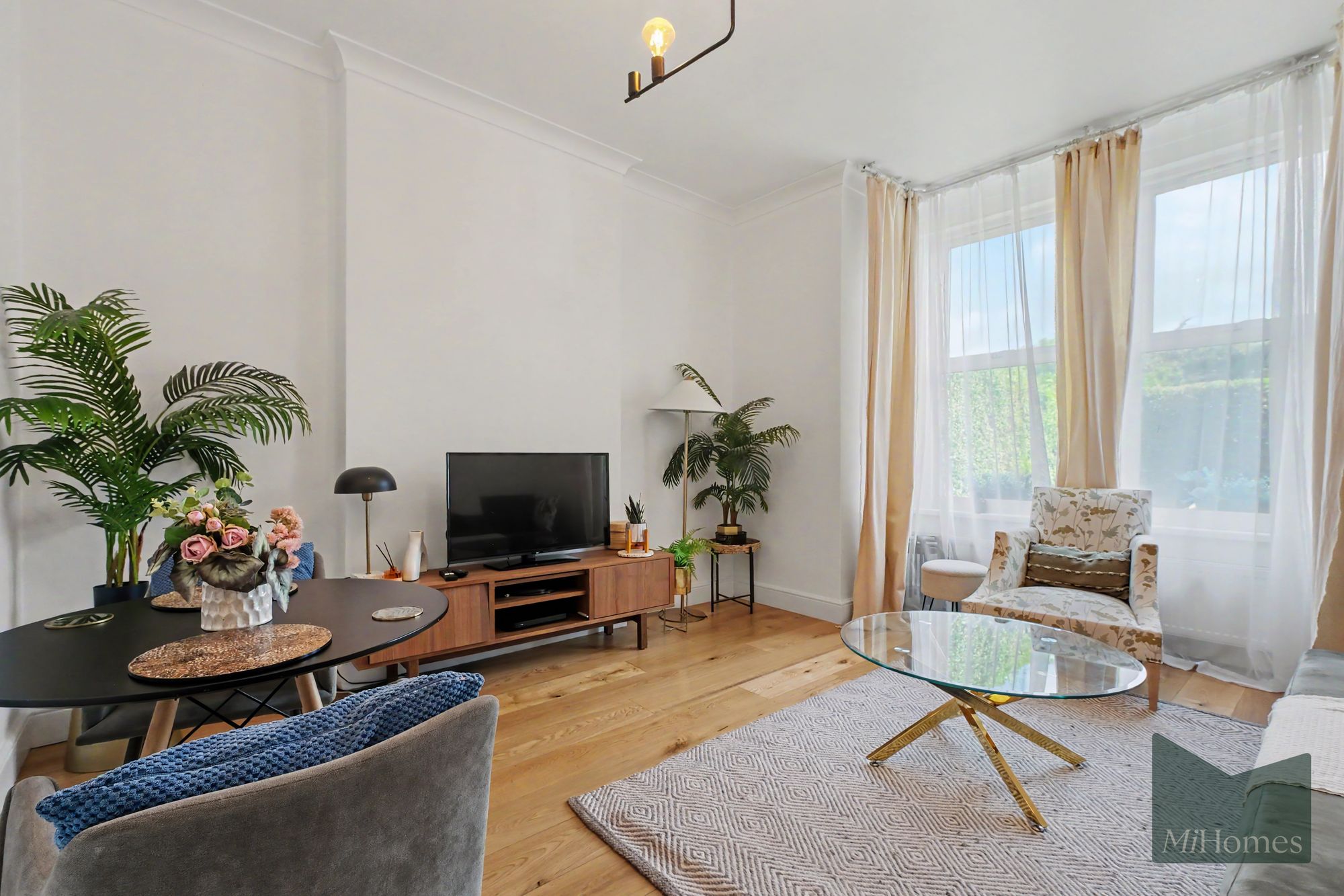 Flat Elmdale Road in Greater London
