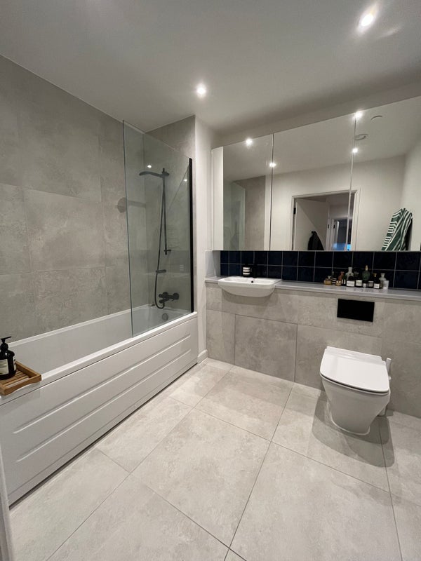 Room Ratcliffe Cross Street in Greater London