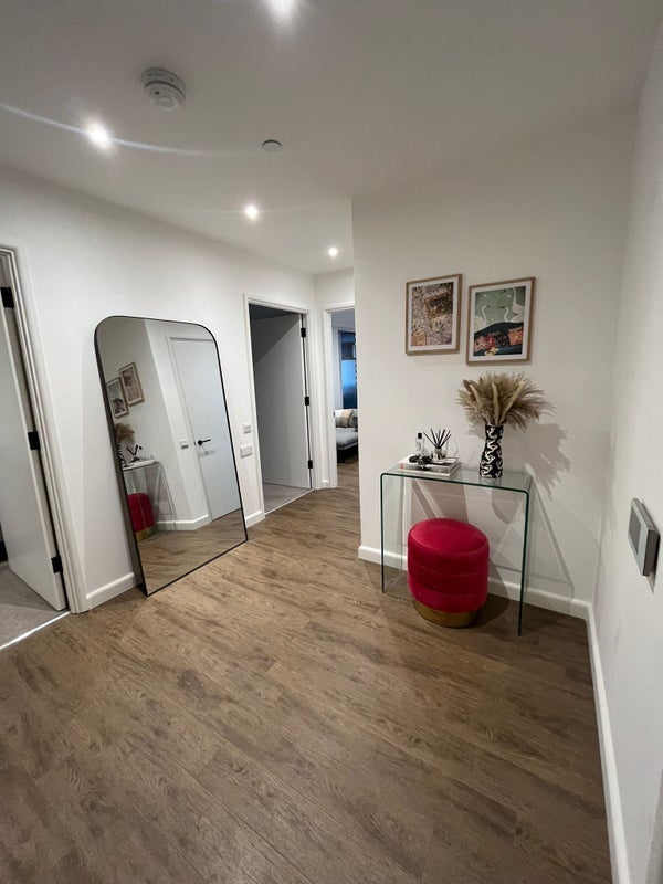 Room Ratcliffe Cross Street in Greater London