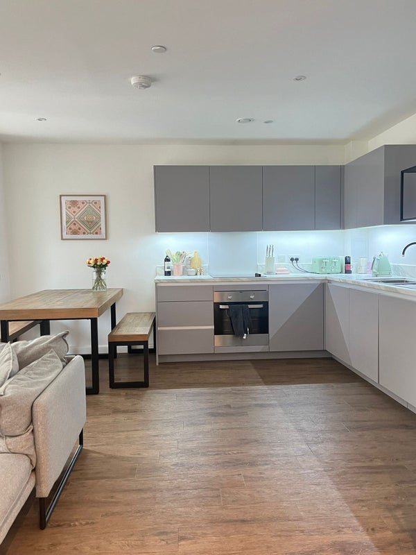 Room Ratcliffe Cross Street in Greater London