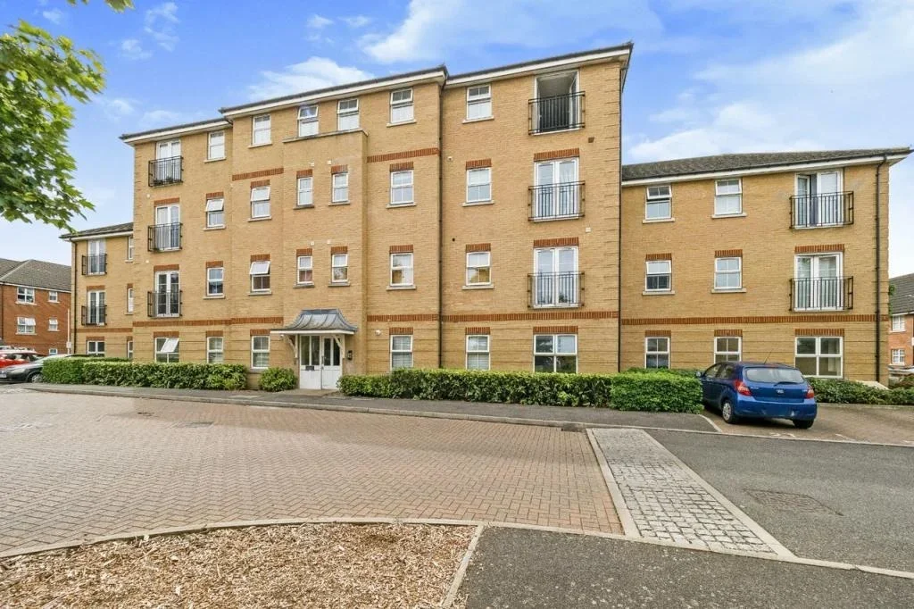 Flat Piper Way in Greater London