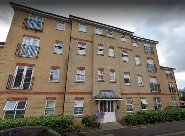Flat Piper Way in Greater London