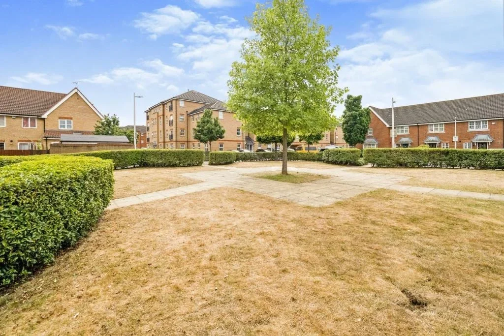Flat Piper Way in Greater London