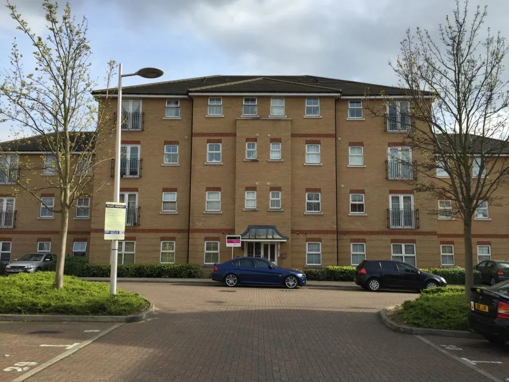 Flat Piper Way in Greater London