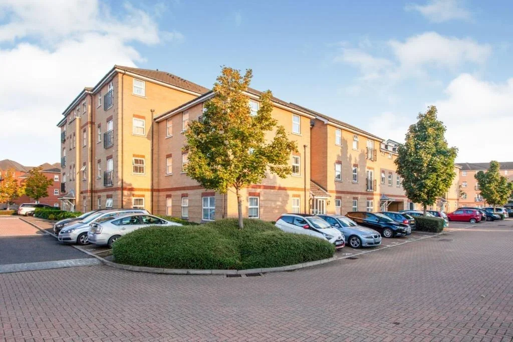 Flat Piper Way in Greater London