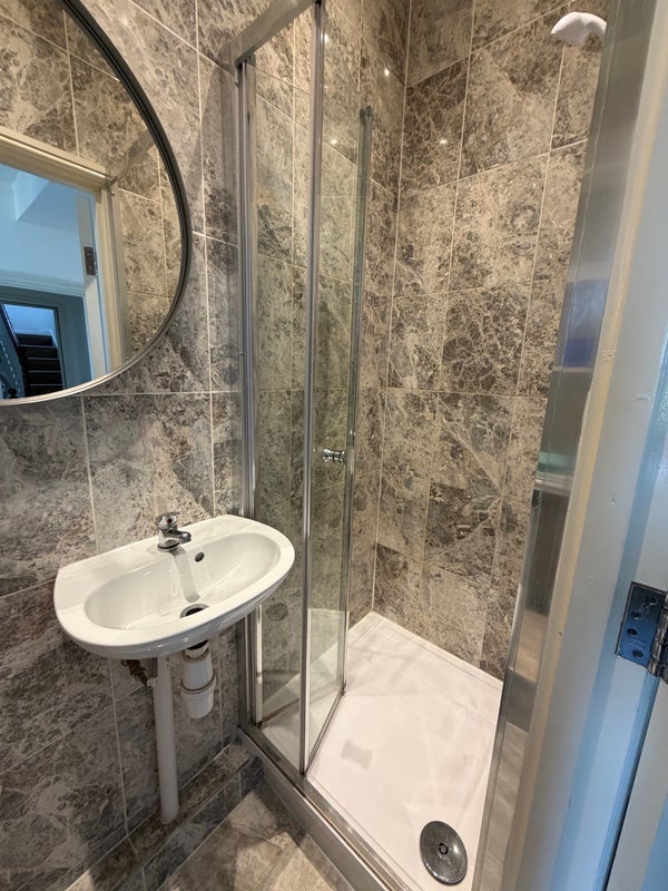 Room Redbourne Avenue in Greater London