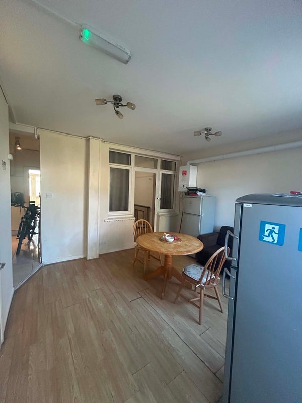 Room Redbourne Avenue in Greater London