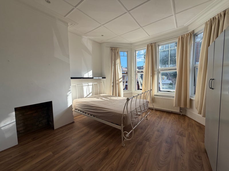 Room Redbourne Avenue in Greater London