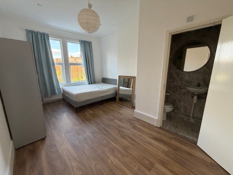 Room Redbourne Avenue in Greater London