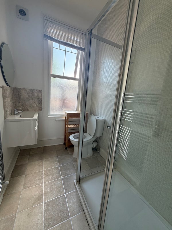 Room Redbourne Avenue in Greater London