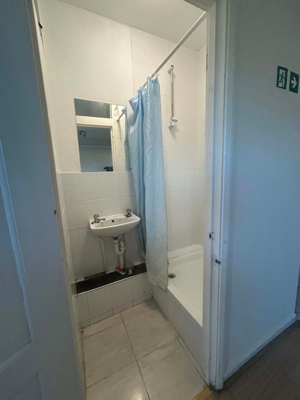 Room Redbourne Avenue in Greater London