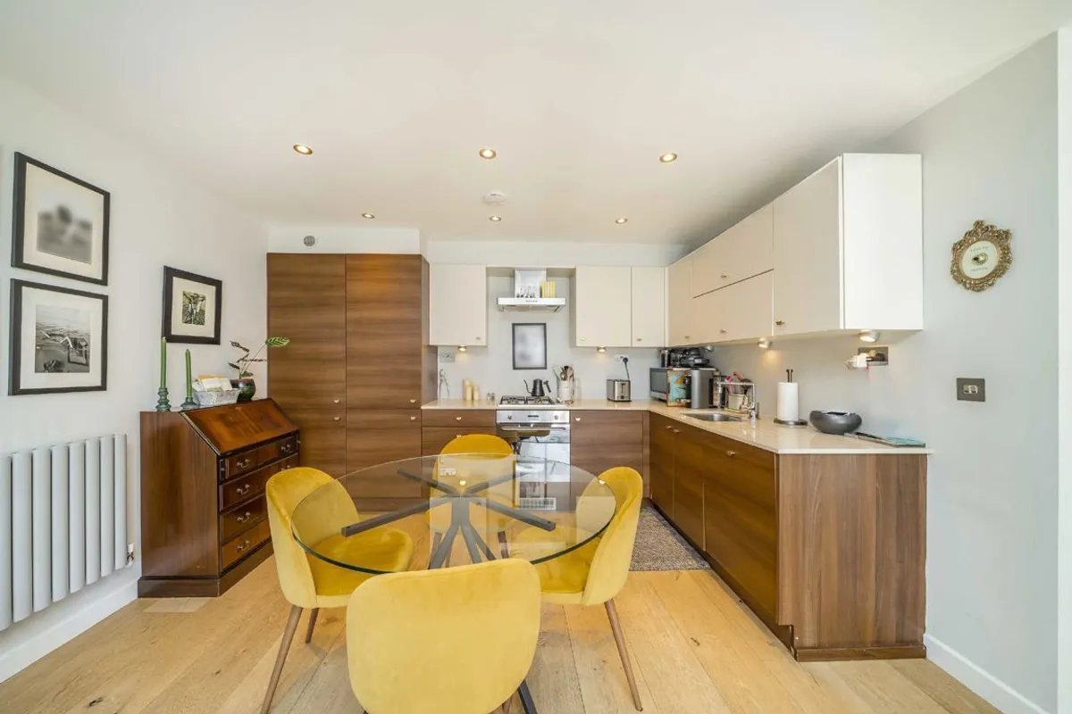 Flat Chestnut Grove in Greater London