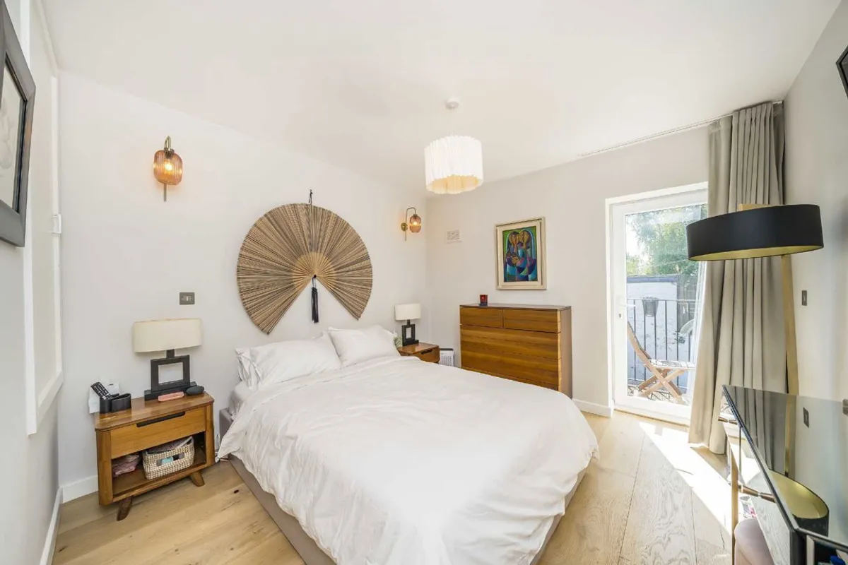 Flat Chestnut Grove in Greater London
