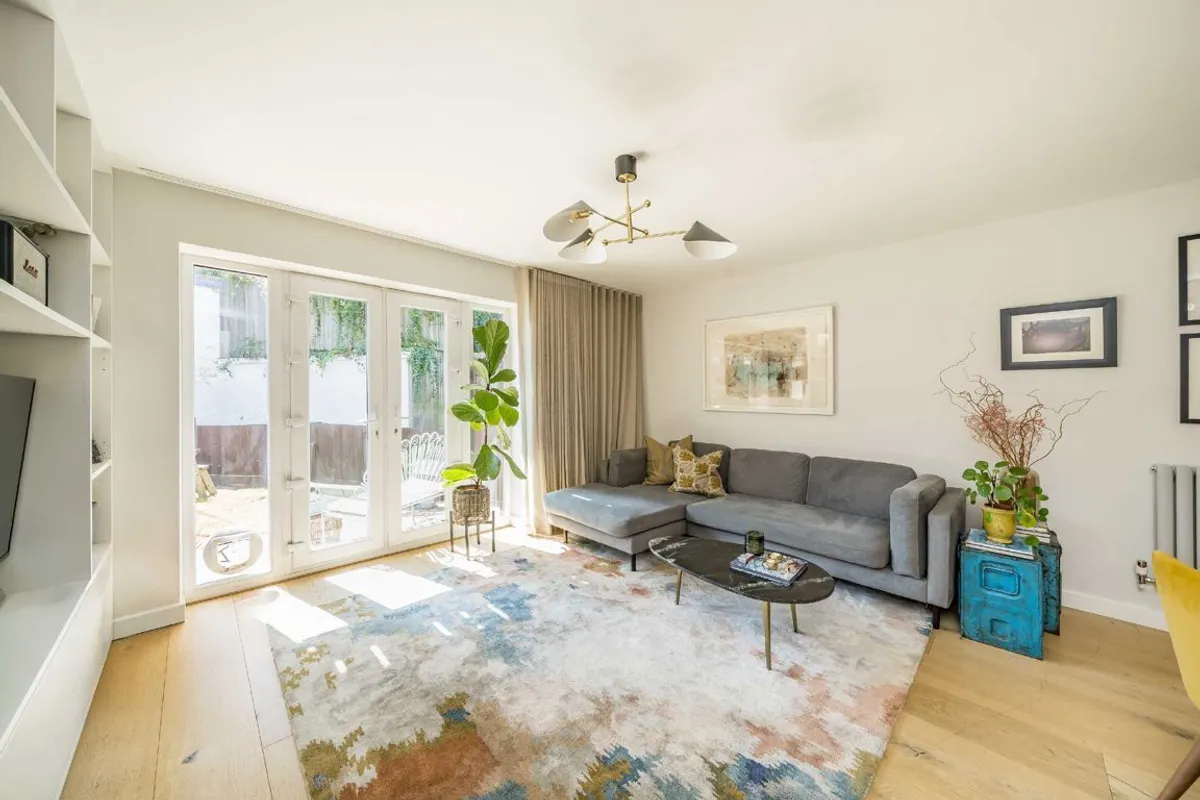 Flat Chestnut Grove in Greater London