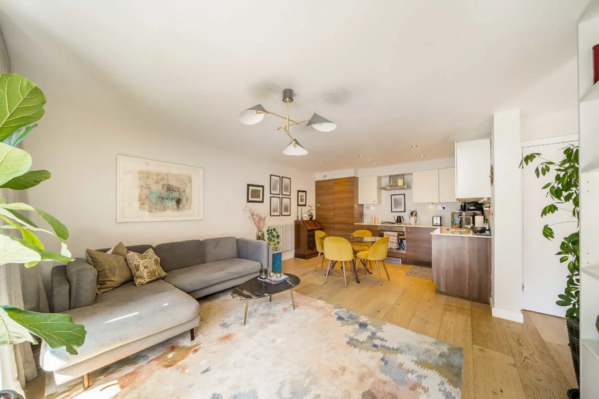 Flat Chestnut Grove in Greater London