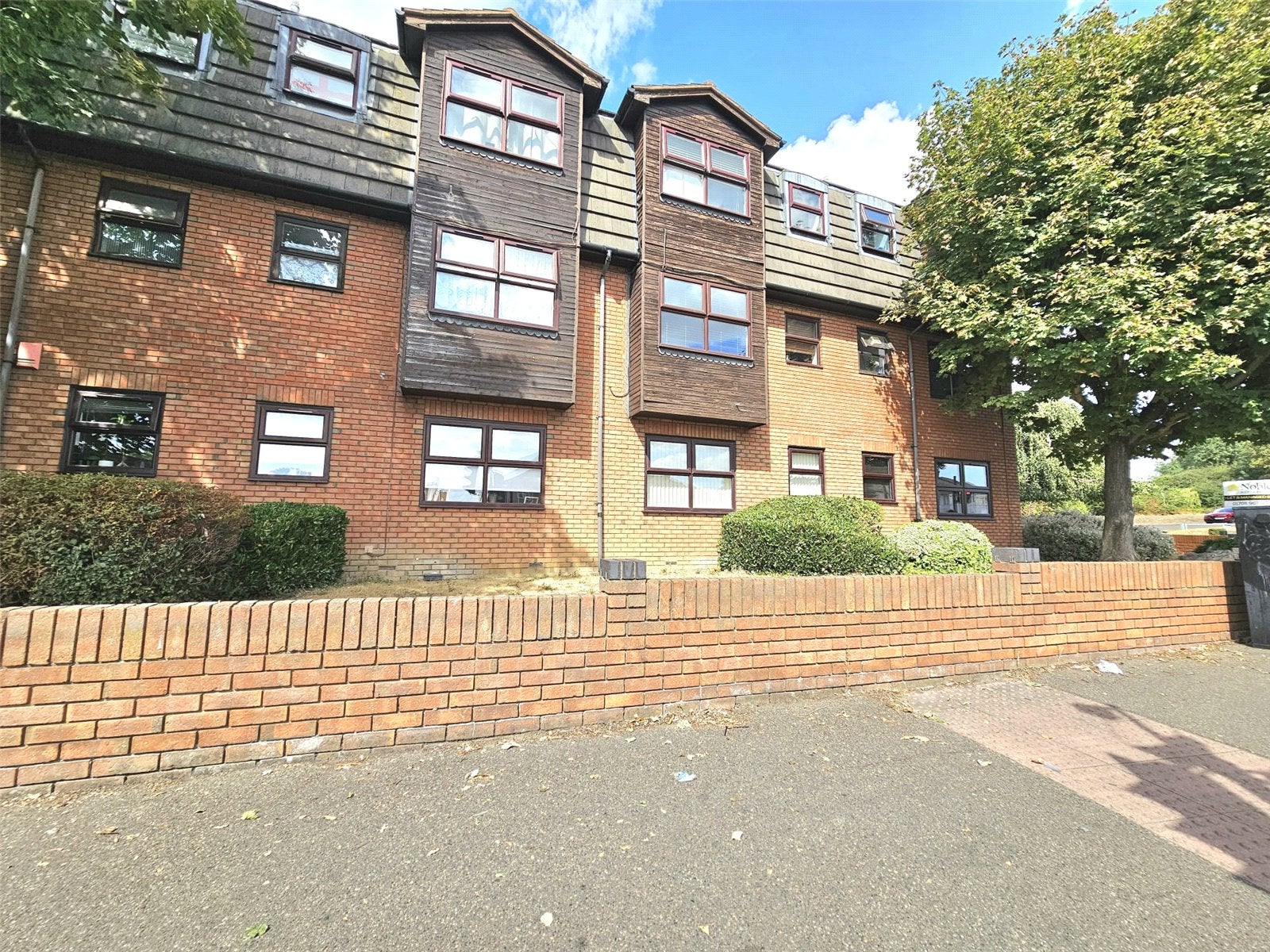 Flat Hornchurch Road in Greater London