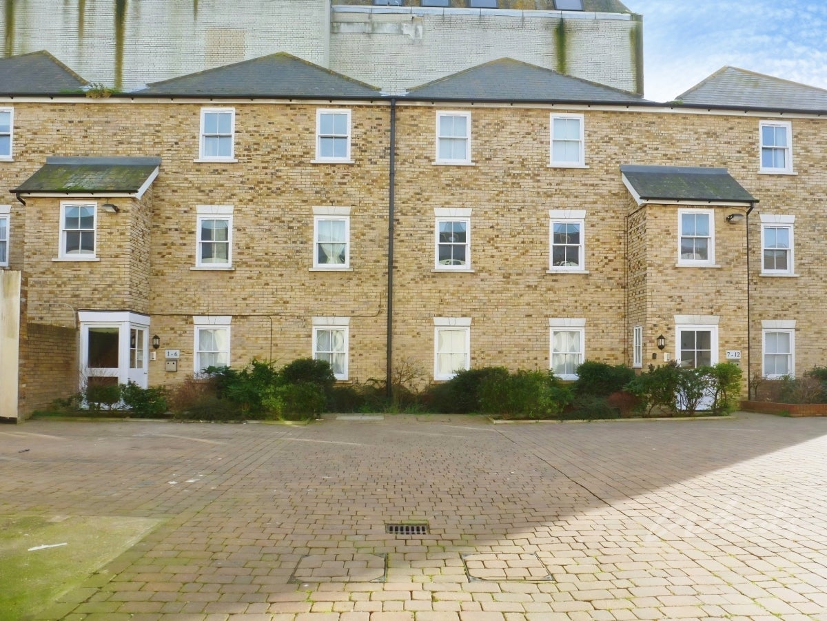 Flat Wacher Court in Canterbury