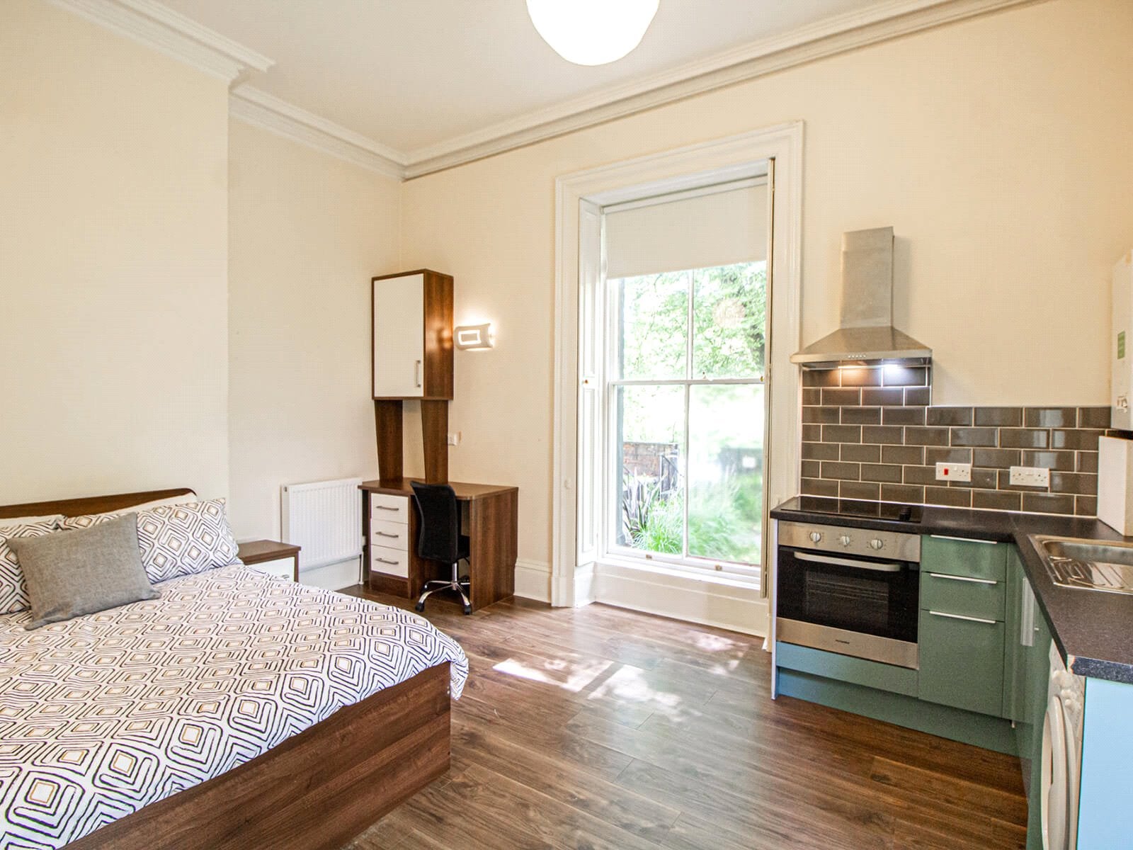 Room Clarendon Road in Leeds