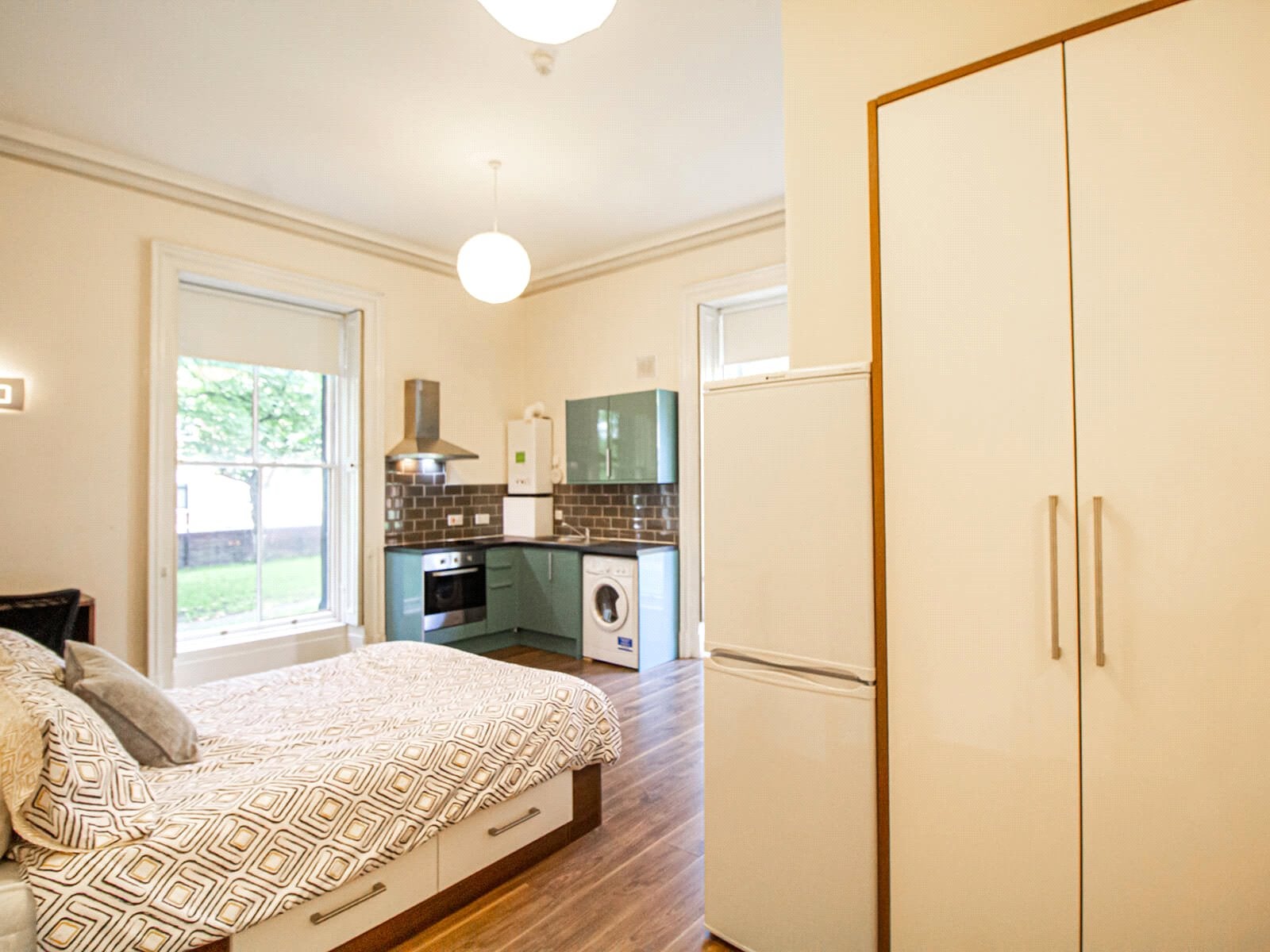 Room Clarendon Road in Leeds