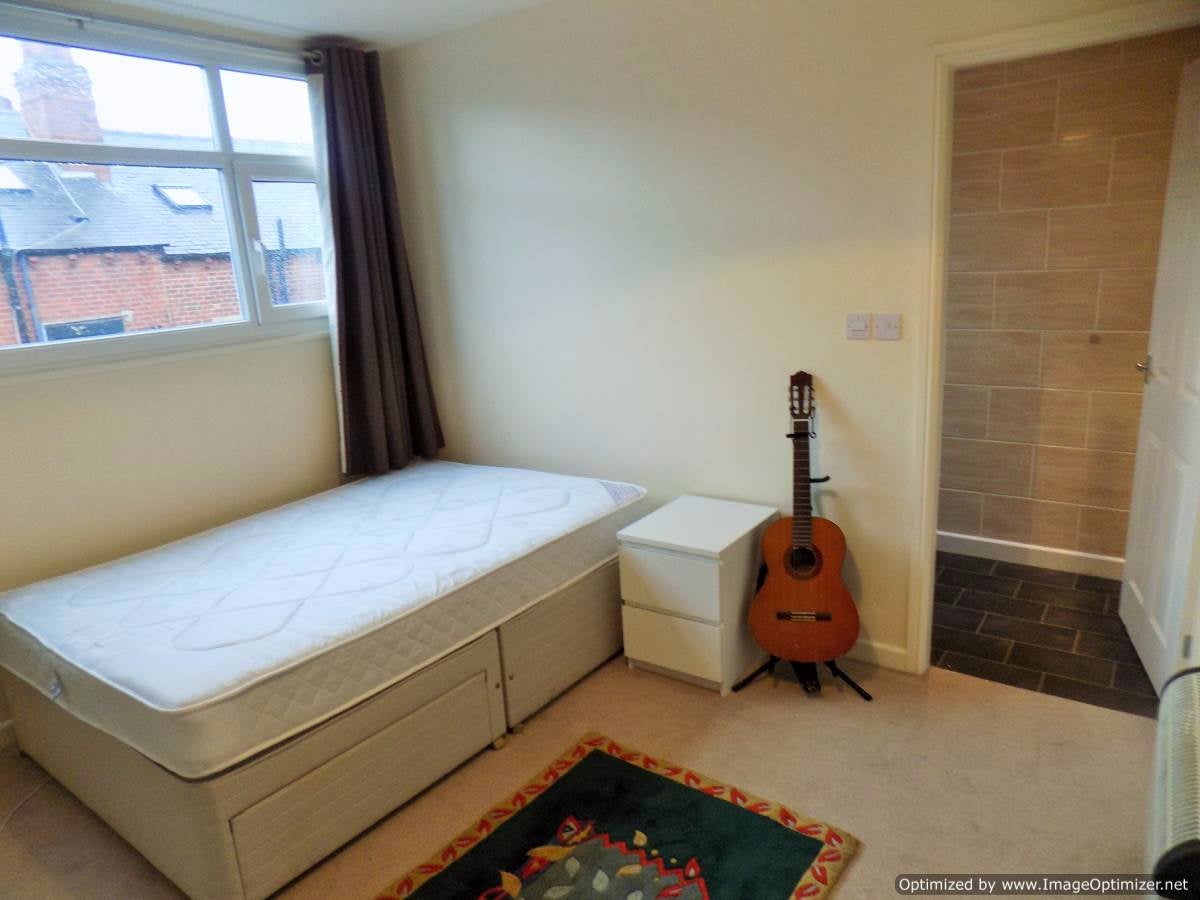 Flat Norman Place in Leeds