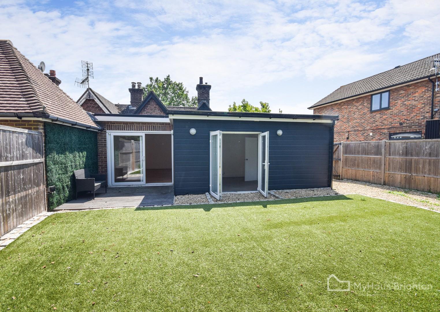 Room Ladbroke Road in Reigate and Banstead