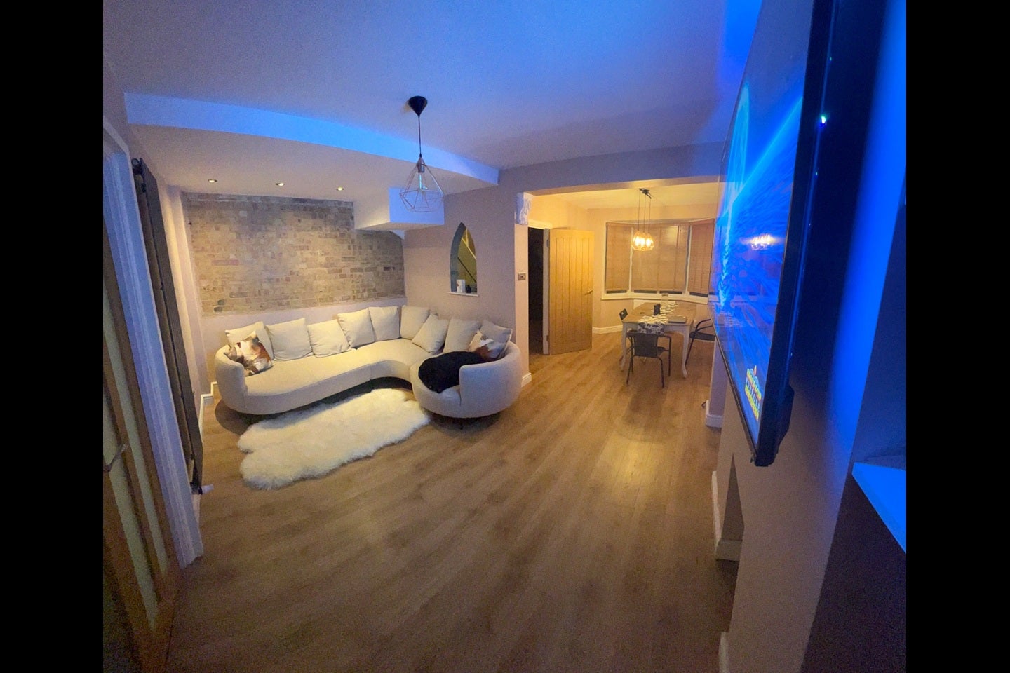 Room Dawson Avenue in Greater London
