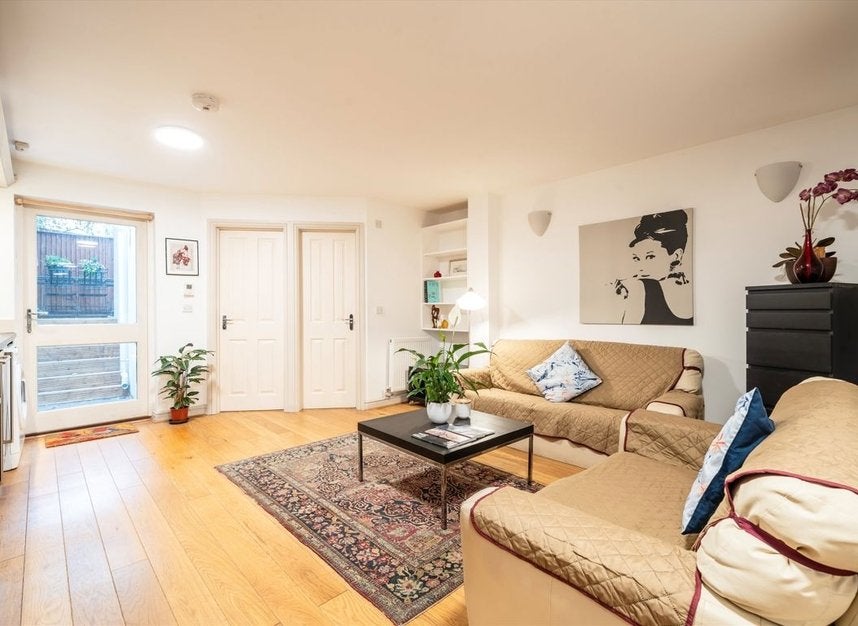 Flat Tadmor Street in Greater London