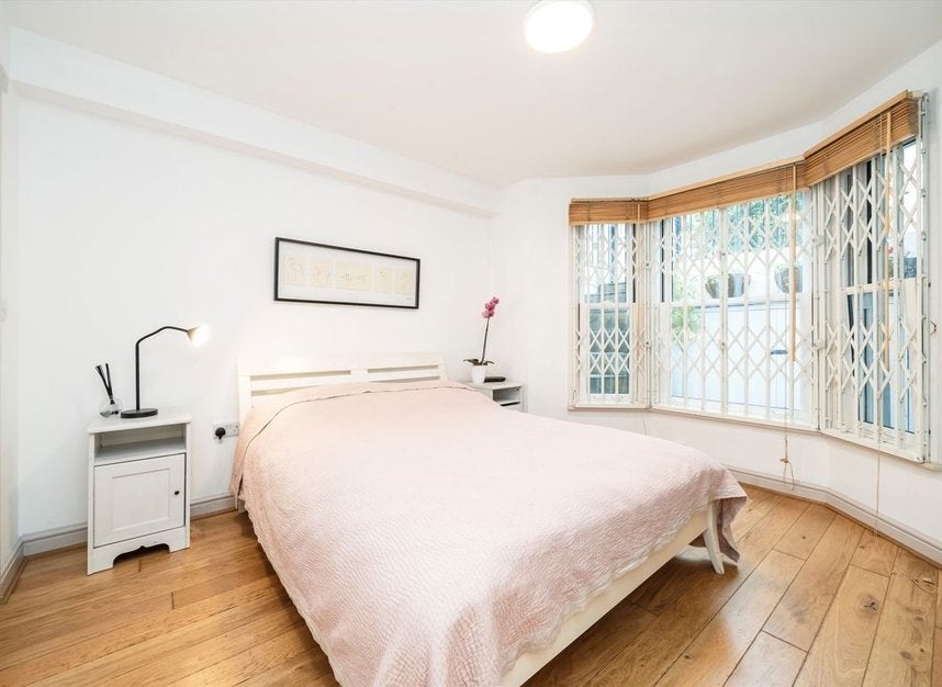 Flat Tadmor Street in Greater London