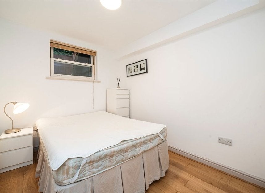 Flat Tadmor Street in Greater London
