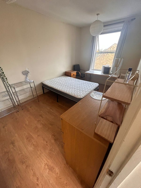 Room Brighton Road in Greater London