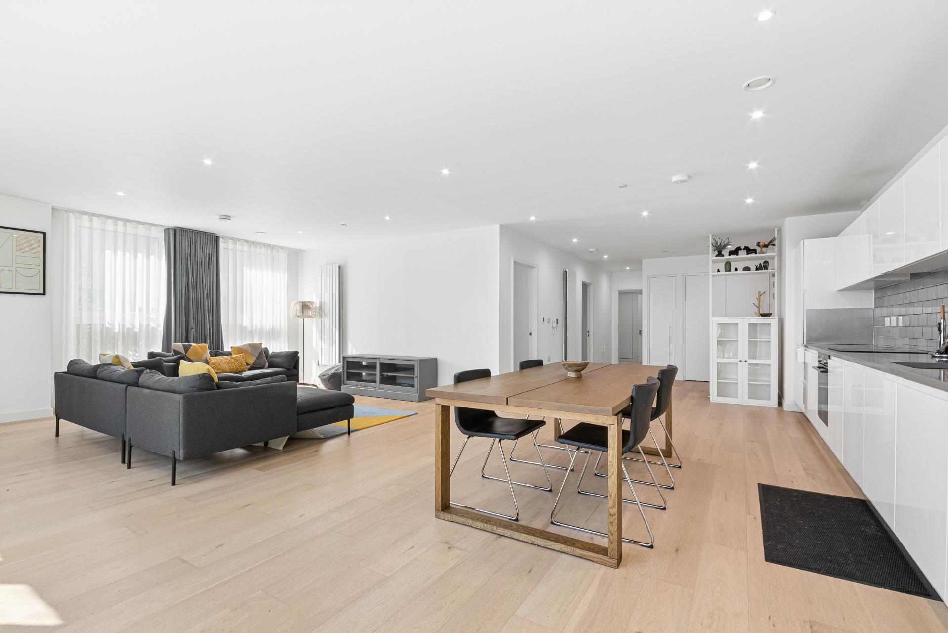 Flat Royal Crest Avenue in Greater London