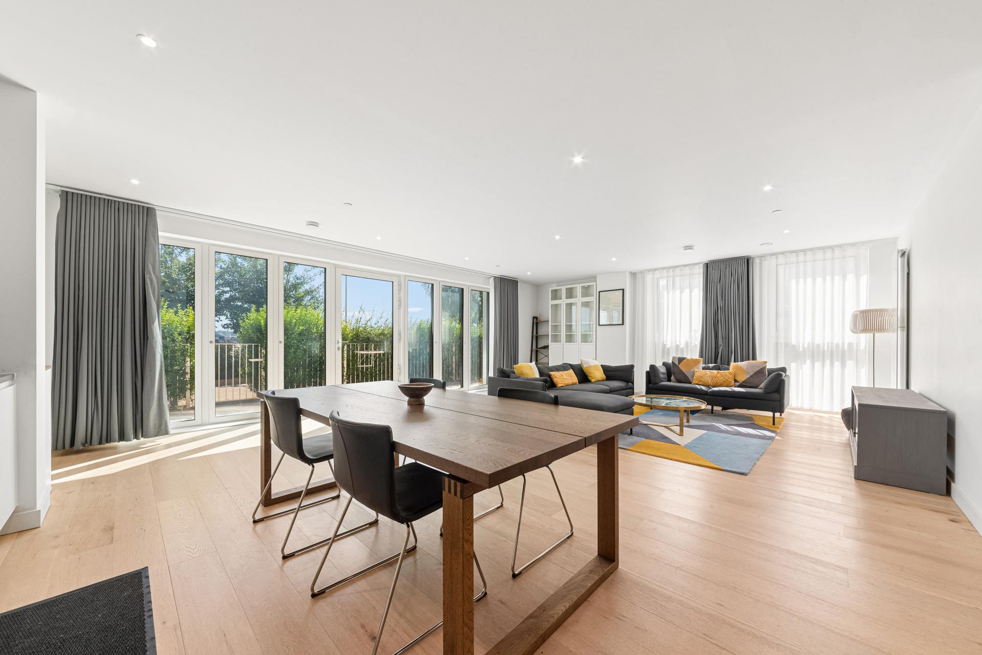 Flat Royal Crest Avenue in Greater London