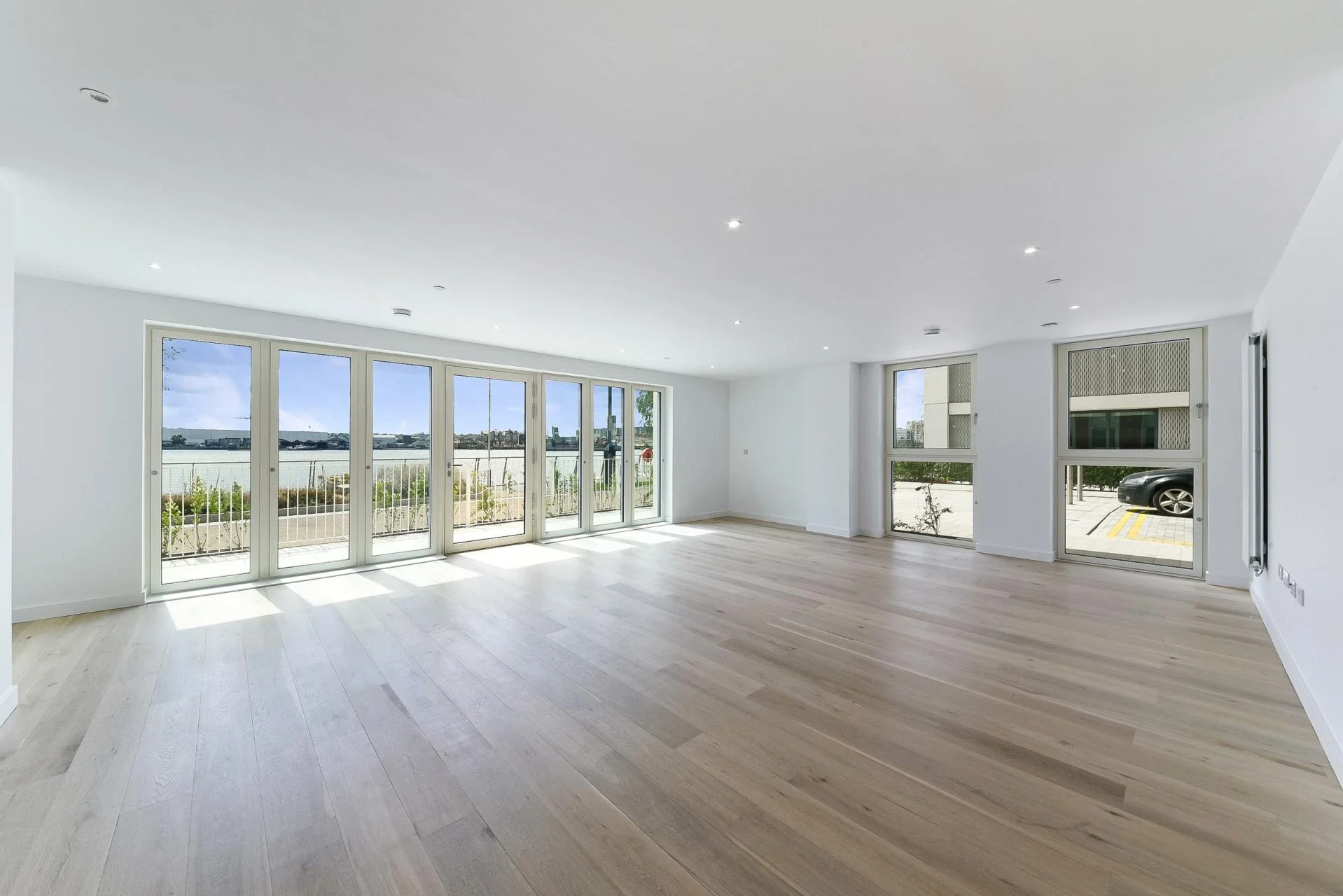 Flat Royal Crest Avenue in Greater London