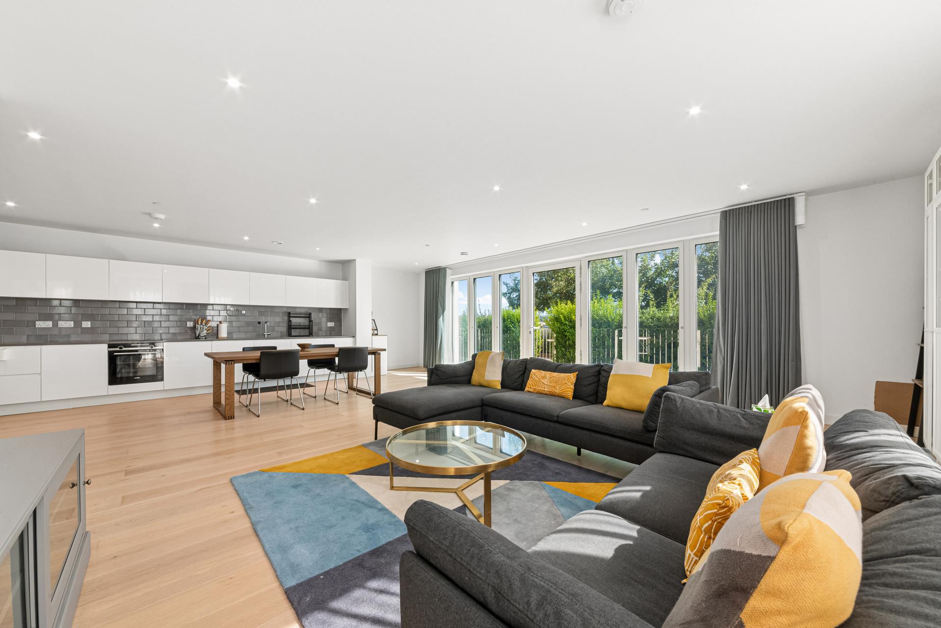 Flat Royal Crest Avenue in Greater London