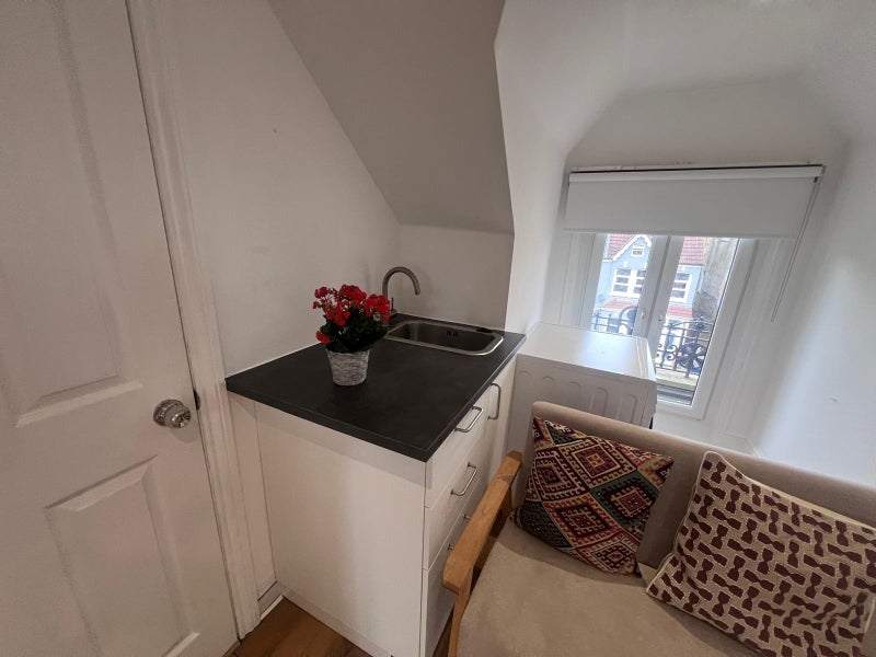 Flat Gordon Road in Greater London
