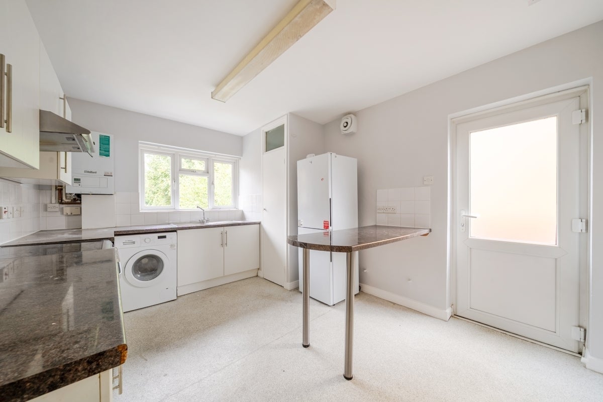 Flat Nottingham Road in Greater London