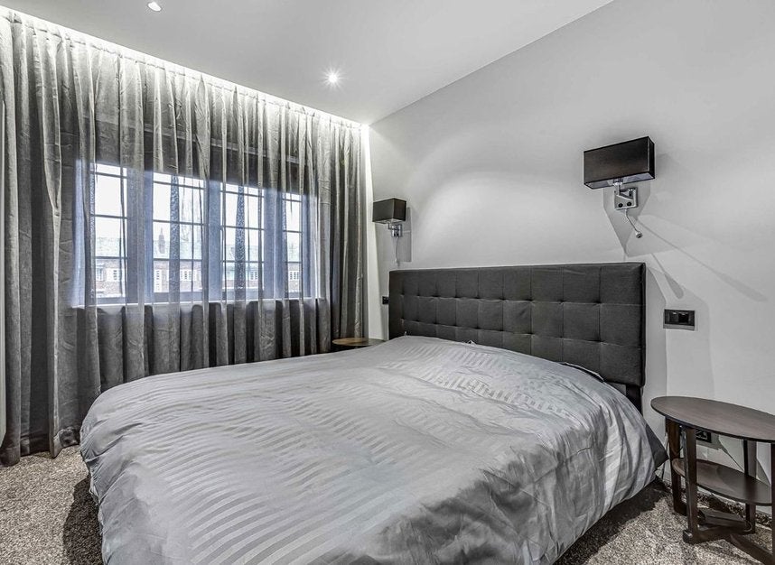 Flat Roehampton Close in Greater London