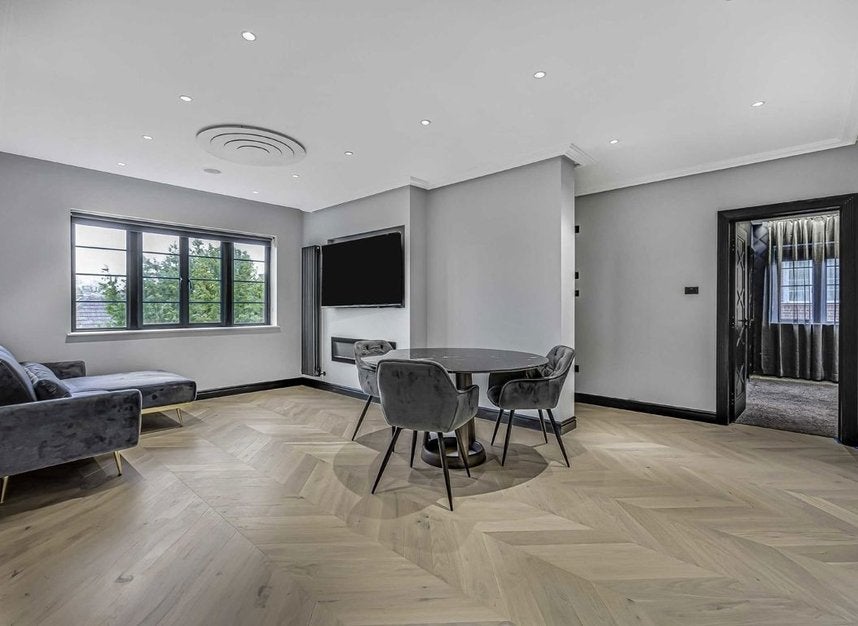 Flat Roehampton Close in Greater London