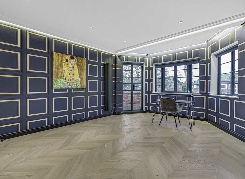 Flat Roehampton Close in Greater London