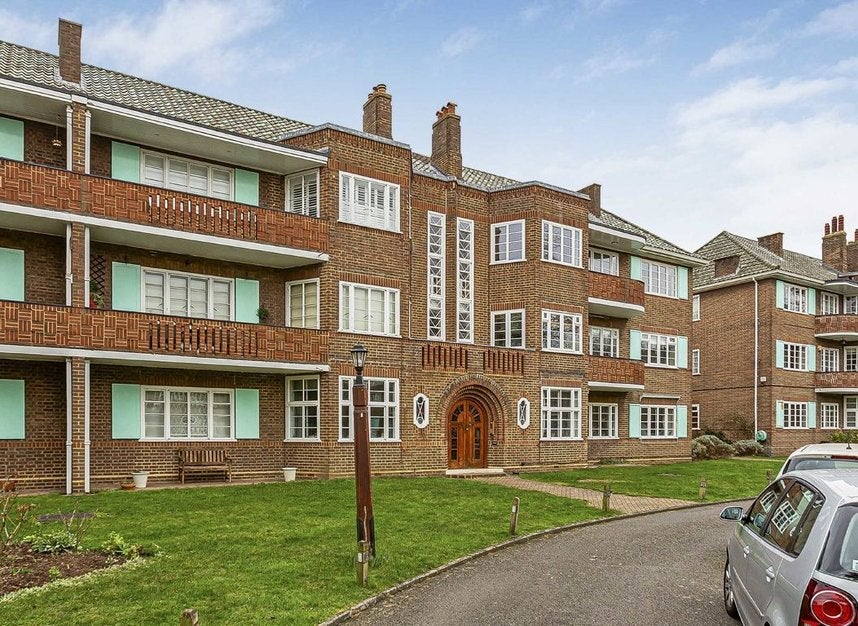 Flat Roehampton Close in Greater London
