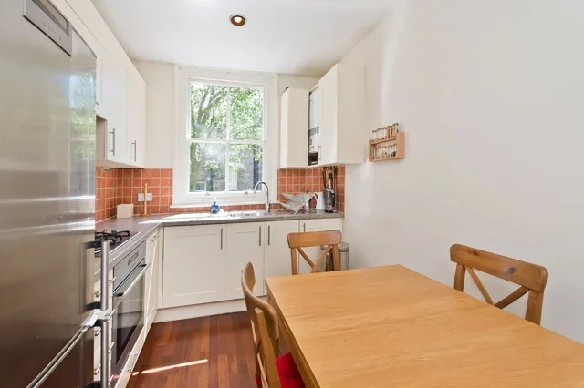 Flat Chesterton Road in Greater London