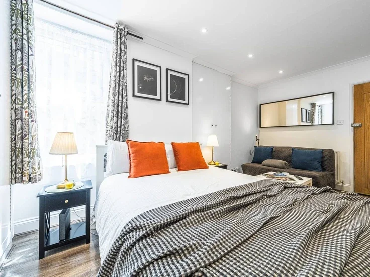Flat Beaumont Crescent in Greater London