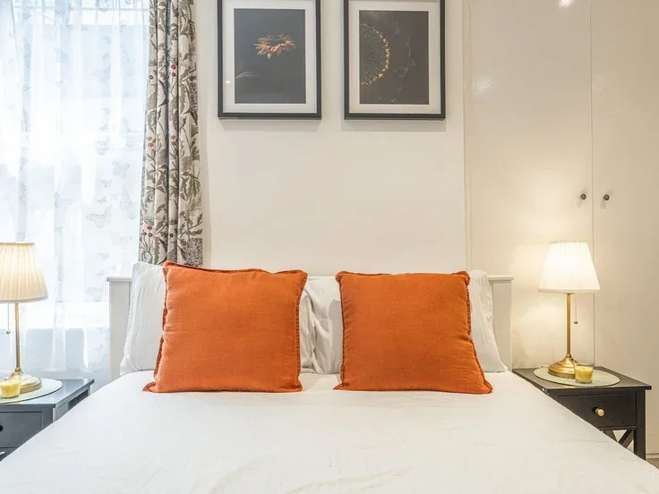 Flat Beaumont Crescent in Greater London