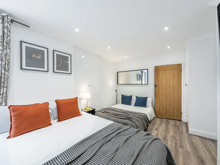 Flat Beaumont Crescent in Greater London