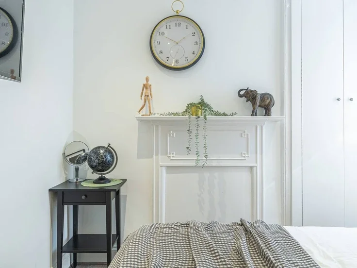 Flat Beaumont Crescent in Greater London