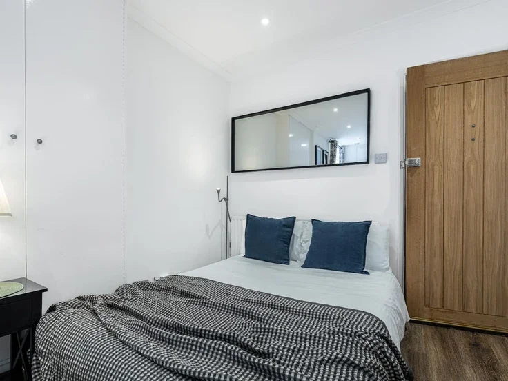 Flat Beaumont Crescent in Greater London