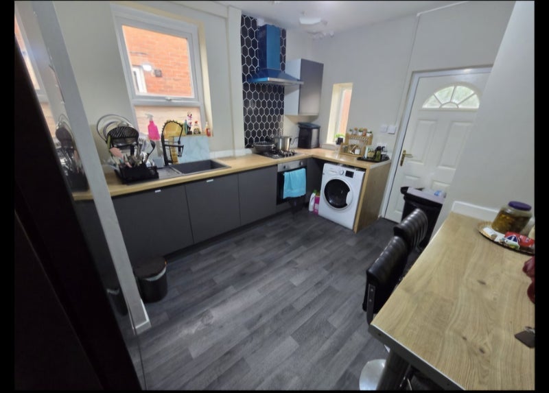 Room Neston Road in Milnrow